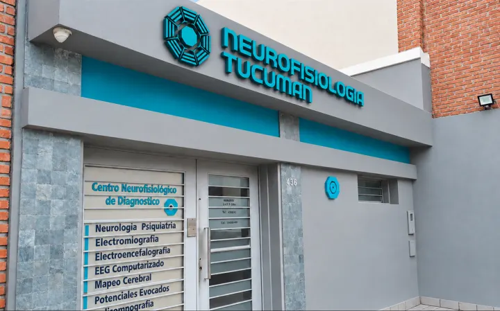 Frente del centro médico Neurofisiología Tucumán, en Batalla de Chacabuco 436